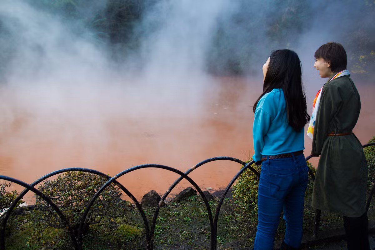 Với những thành phần này, nước ở Chinoike Jigoku có màu sắc nổi bật hơn so với các suối nước nóng khác.