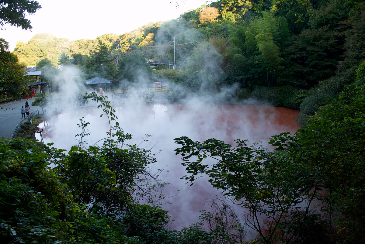 Với lịch sử hơn 1.300 năm, Chinoike Jigoku là một trong những suối nước nóng tự nhiên lâu đời nhất ở Nhật Bản.