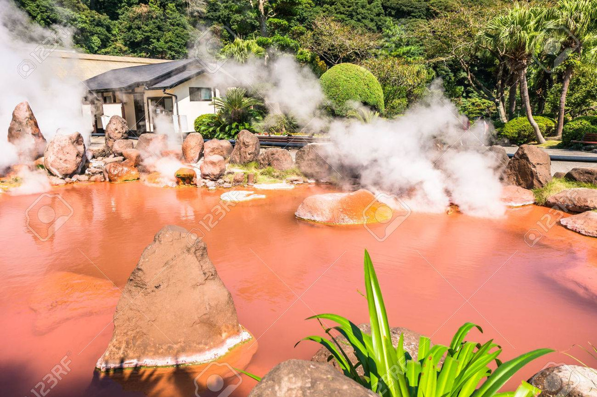 Với nhiệt độ cao như vậy, suối nước nóng Chinoike Jigoku có thể luộc chín trứng.