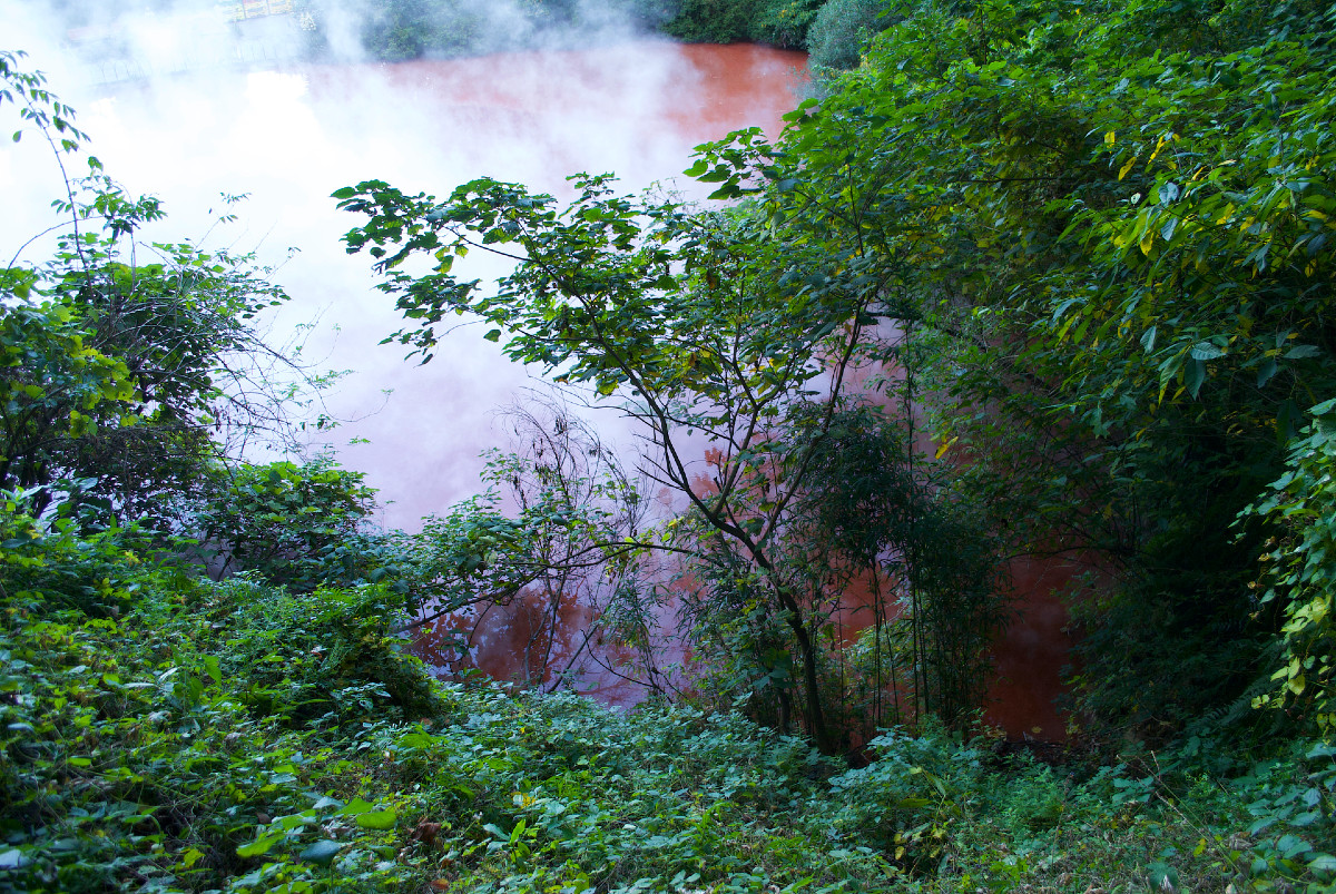 “Địa ngục máu” Chinoike Jigoku luôn bốc hơi nghi ngút. Nhiệt độ ở nơi đây luôn ở mức hơn 50 độ C.