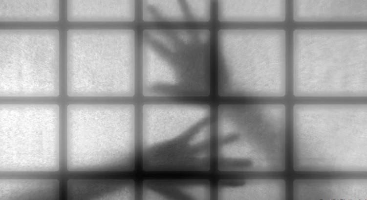 Tra tấn trắng là một kiểu tra tấn tinh thần hãi hùng khi khiến phạm nhân chịu tổn thương lớn về tâm lý mà không chịu bất cứ đau đớn nào về mặt thể xác.