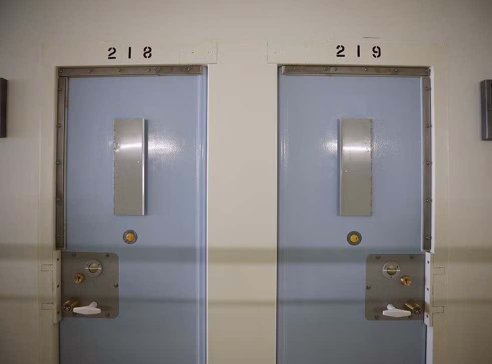 Khi ấy, tù nhân sẽ được thả ra và bị tra khảo. Do lo sợ sẽ bị đẩy vào phòng biệt giam với màn tra tấn trắng hãi hùng một lần nữa nên tù nhân nhanh chóng khai nhận thông tin phạm tội.