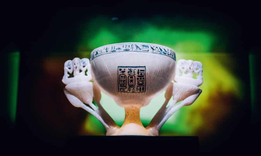 Chiếc cốc được chôn cùng pharaoh Tutankhamun để khi sang thế giới bên kia, ông sẽ có cuộc sống vĩnh cửu, giàu sang và quyền lực như khi còn sống.