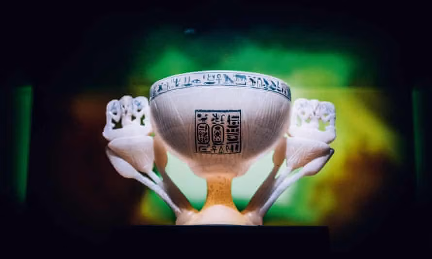 Chiếc cốc được chôn cùng pharaoh Tutankhamun để khi sang thế giới bên kia, ông sẽ có cuộc sống vĩnh cửu, giàu sang và quyền lực như khi còn sống.