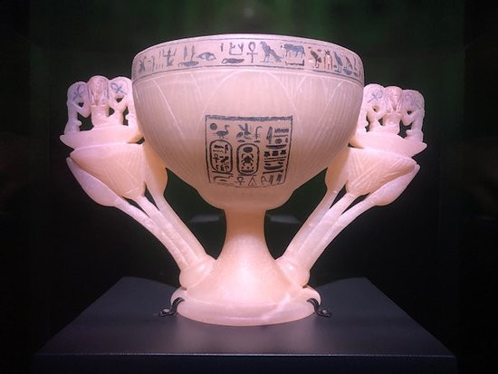 Theo các chuyên gia, chiếc cốc đặc biệt trong mộ cổ của nhà vua Ai Cập tượng trưng cho ước muốn trường thọ, có được cuộc sống vĩnh cửu của bậc đế vương. Tutankhamun là một trong số đó. Các chuyên gia cho rằng, khi còn sống, Tutankhamun có thể đã dùng chiếc cốc này và rất thích nó nên mới ra lệnh chôn cùng trong mộ cổ.