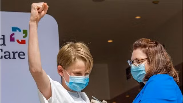 Việc tiêm vắc xin COVID-19 cho trẻ em đã và đang được một số quốc gia triển khai trong bối cảnh số trẻ mắc COVID-19 nặng đang có xu hướng gia tăng, đặc biệt là khi các quốc gia bắt đầu mở cửa trường học trở lại.