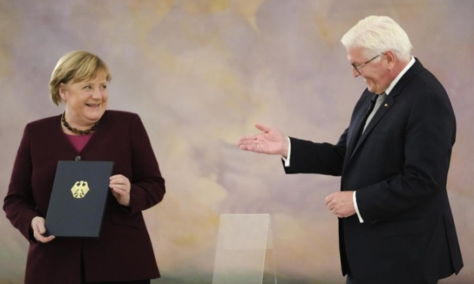 Tổng thống Steinmeier gửi lời cảm ơn bà Angela Merkel đã dẫn dắt nước Đức vượt qua những giai đoạn khó khăn, đặc biệt là nhiệm kỳ 4 năm cuối cùng của bà. Thêm nữa, Tổng thống Steinmeier ca ngợi, mô tả thời kỳ nắm quyền của bà Merkel là “một trong những thời kỳ vĩ đại nhất trong lịch sử nước Đức hiện đại”. Ông cho hay "nhờ bà Merkel mà Châu Âu không tan rã".