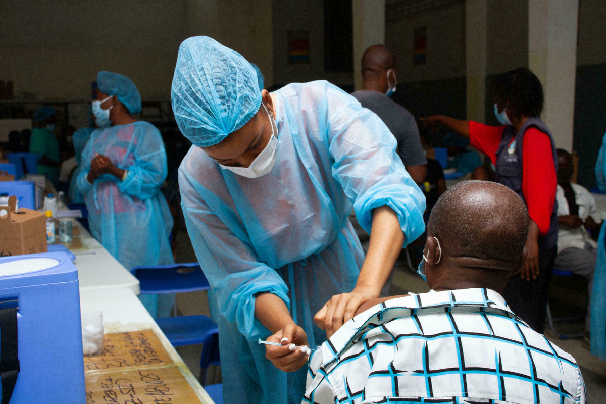 Trước đó, Pfizer thừa nhận hiệu quả của hai mũi vắc xin Pfizer-BioNTech sẽ giảm theo thời gian. Nghiên cứu cho thấy 4 tháng sau khi tiêm mũi thứ 2, hiệu quả của loại vắc xin này giảm từ 96% xuống chỉ còn 84%.