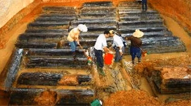 Cụ thể, các chuyên gia khảo cổ xác định lăng mộ có niên đại khoảng 2.000 năm tuổi và kích thước tương đối lớn.