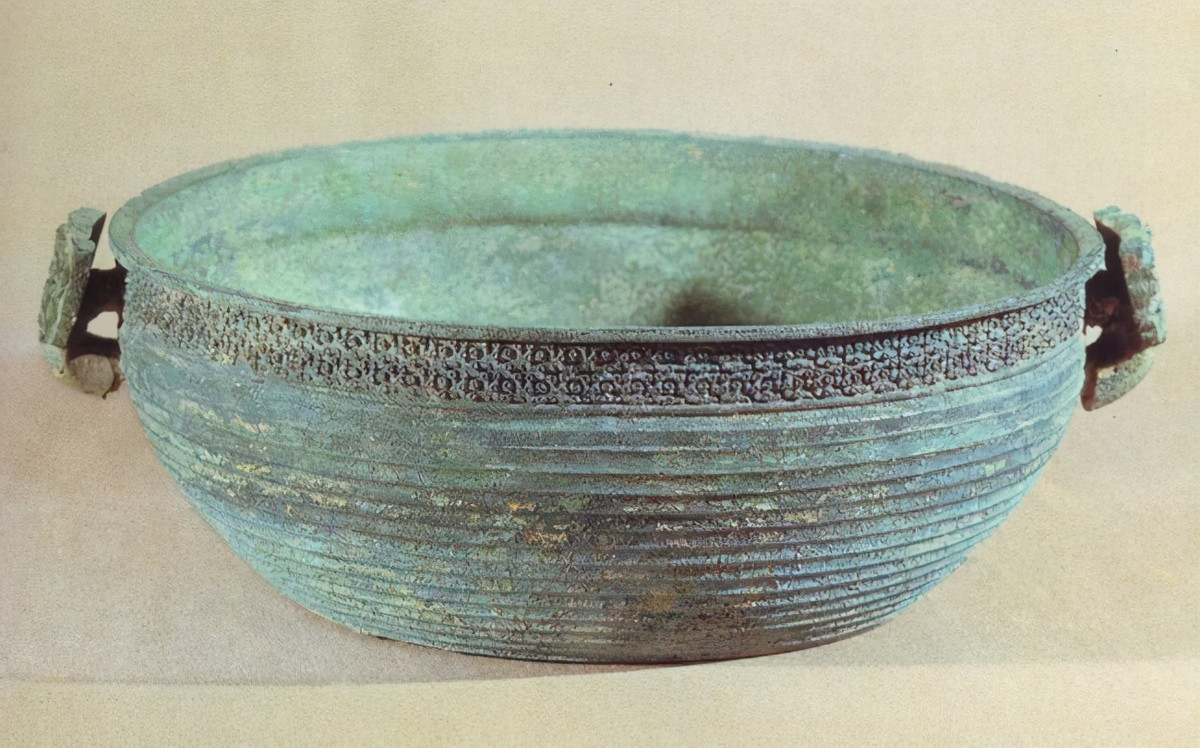 Theo đó, thê thiếp, người hầu sẽ tự sát hoặc bị chôn sống cùng người quá cố để tiếp tục hầu hạ chủ nhân ở thế giới bên kia.