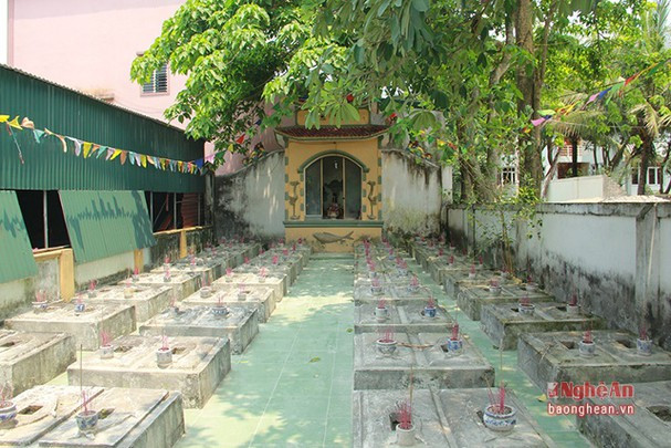 Tỉnh Nghệ An là một trong những địa phương có nhiều đền, miếu thờ cá Ông. Từ thị xã Hoàng Mai đến Cửa Hội có khoảng 10 đền, miếu thờ cá voi. Trong số này, huyện Quỳnh Lưu có tới 5 đền, miếu thờ cá Ông tập trung chủ yếu ở các xã Quỳnh Thọ, Quỳnh Long và Tiến Thủy. Ảnh: baonghean.