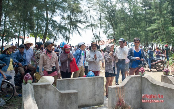 Để tỏ lòng thành kính đối với cá Ông, vào các dịp đầu năm mới, ngư dân thường tổ chức lễ hội cầu ngư nhằm cầu cho 12 tháng tới mưa thuận, gió hòa, trời yên, biển lặng. Khi ấy, ngư dân ra khơi thuận buồm xuôi gió và đánh bắt được nhiều thủy hải sản. Ảnh: baonghean.