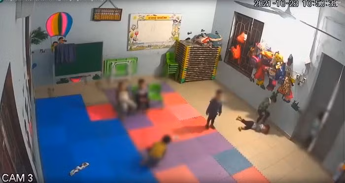 Be gai 2 tuoi bi ban danh o Bac Giang: Tam dung hoat dong nhom giu tre