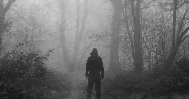 Đến năm 1946, Paula Welden, sinh viên đại học 18 tuổi, thực hiện chuyến khám phá Glastenbury một mình. Dù được mọi người cảnh báo đi một mình khá nguy hiểm nhưng Paula vẫn kiên quyết đi. Khi đi, cô mặc một chiếc áo khoác mỏng màu đỏ.