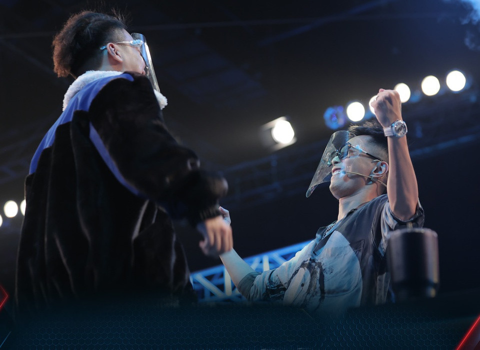 Dưới quyết định của hai giám khảo, B-Wine trở thành thí sinh của đội Rhymastic.