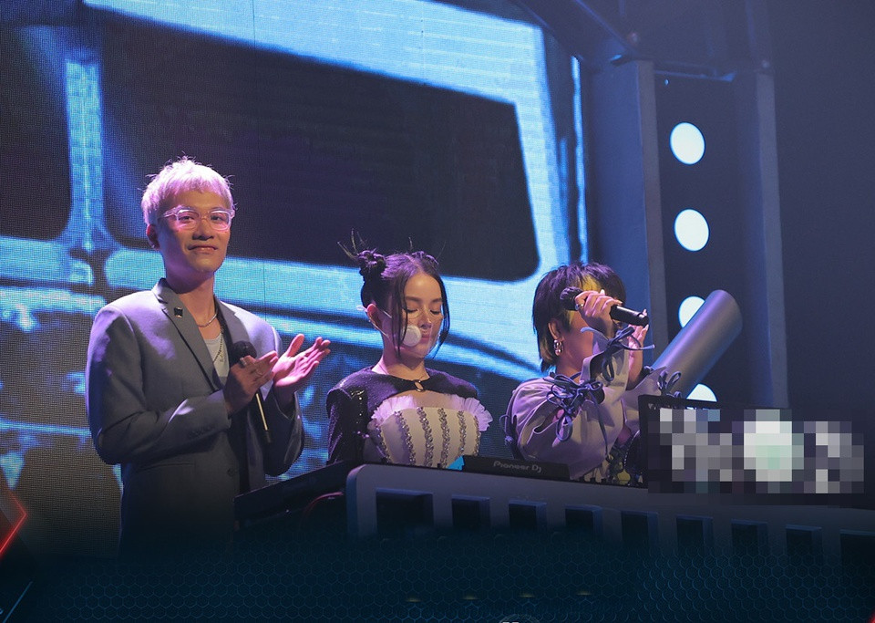 DJ Mie tiếp tục đồng hành cùng Rap Việt trong mùa 2. Trong khi đó, Anh Tú và MiA không còn xuất hiện trong vị trí hát hỗ trợ. Thay vào đó, Phạm Anh Duy và Huỳnh Tú sẽ là hai gương mặt giúp các rapper hoàn thành phần dự thi.