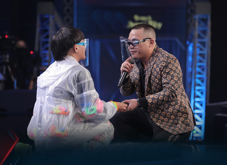 Dù đã có quyết định của hai giám khảo LK và JustaTee, Rhymastic vẫn mang nón vàng ra chiêu mộ Blacka. Ngay lập tức, Wowy cũng mang nón vàng của mình trao tận tay rapper sinh năm 1997. Cuối cùng, Blacka lựa chọn về đội của Wowy.