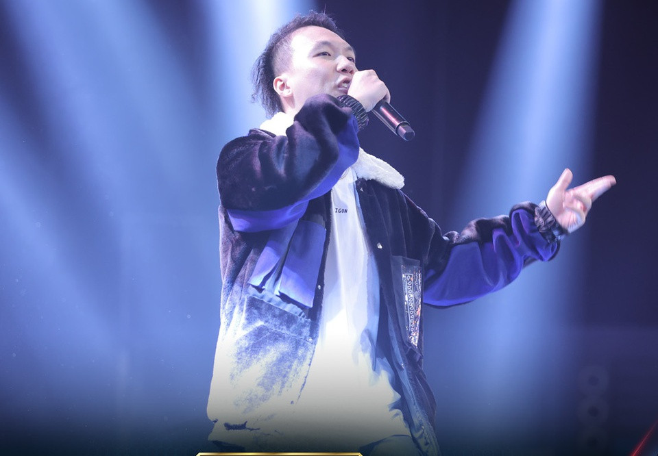 B-Wine được khen có lyrics sâu sắc, hàm chứa nhiều vấn đề, ý nghĩa. Giám khảo LK nói anh nổi da gà khi nghe 4 câu rap đầu tiên trong màn trình diễn của B-Wine. Tuy nhiên, Wowy đưa ra quan điểm nam rapper đang "gồng", nhiều phần làm quá sức.