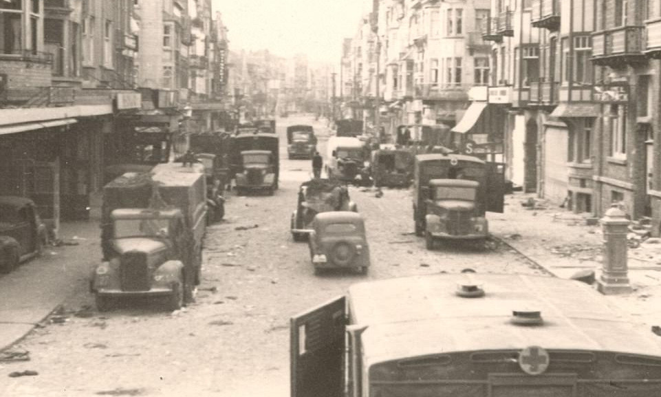 Từ đó cho đến ngày 4/6, quân Đồng minh vừa đối đầu với quân Đức vừa sơ tán lực lượng khỏi Dunkirk nhằm giảm thiểu thương vong xuống mức thấp nhất.