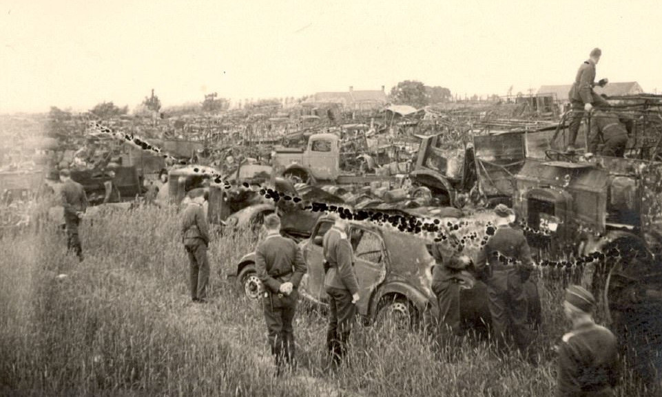 Thế nhưng, do Hitler đưa ra quyết định sai lầm nên tạo cơ hội cho quân Đồng minh tạo ra "phép màu". Trong 2 ngày quân Đức chần chừ không tấn công, quân Đồng minh tổ chức một cuộc sơ tán lớn để đưa hàng trăm ngàn binh sĩ từ Dunkirk trở về Anh.