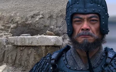 Bên trong ngôi mộ, ngoài quan tài chứa hài cốt của Ngụy Tùng, các chuyên gia tìm thấy nhiều đồ tùy táng giá trị như vàng bạc, ngọc, đồ sứ. Theo các sử liệu, ngay từ khi còn nhỏ, Ngụy Tùng bộc lộ là một người thông minh, ham học hỏi. Không những vậy, ông còn tinh thông võ nghệ và có tài bày binh bố trận.