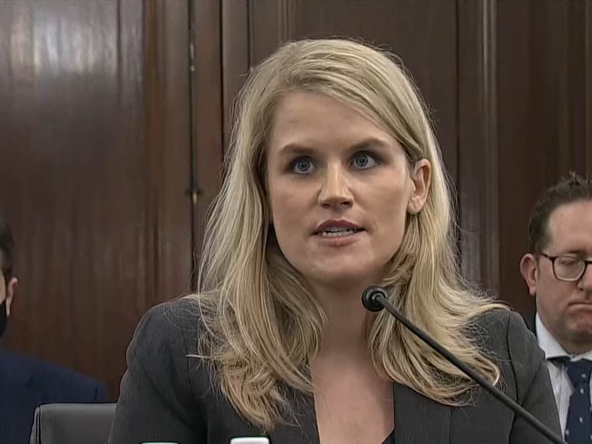 Trước khi sang London, Anh, vào đầu tháng 10, cô Haugen đã xuất hiện trước Thượng viện Mỹ trong phiên điều trần. Tại đây, cô tiết lộ Facebook hời hợt trong việc kiểm duyệt nội dung độc hại cho trẻ em.