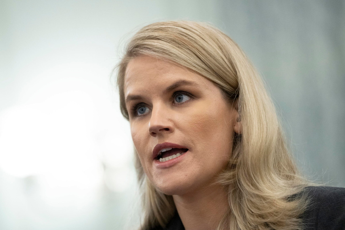 Cựu Giám đốc Sản phẩm của Facebook là Frances Haugen trở thành cái tên được nhiều người biết đến thời gian gần đây khi đứng ra tố cáo công ty cũ không muốn nhận trách nhiệm về các dịch vụ của mình và không khuyến khích nhân viên cảnh báo các nguyên nhân gây ra tình trạng độc hại tồn tại trên nền tảng này. Cựu nhân viên Facebook còn cáo buộc khi có mâu thuẫn giữa lợi nhuận và con người, Facebook luôn chọn lợi nhuận.