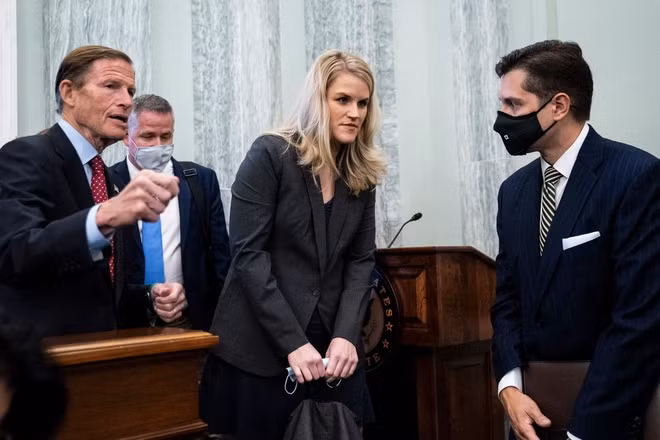 Vào ngày 25/10, cô Haugen ra làm chứng trước Quốc hội Anh sau khi đến thủ đô London. Trước Ủy ban an toàn trực tuyến của Quốc hội Anh, Haugen nhận định Facebook "rõ ràng làm tình trạng thù ghét ngày càng tệ hơn".