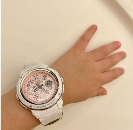 Vào các dịp đặc biệt như: Giáng sinh, sinh nhật hoặc năm mới, vợ chồng Hoắc Kiến Hoa - Lâm Tâm Như luôn tặng quà cho con gái, từ vòng tay đá quý đến đồng hồ thông minh cho trẻ em.