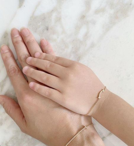 Ngay từ khi mới lên 3, "Cá Heo Nhỏ" đã được mẹ tặng nhiều món quà trang sức xa xỉ.