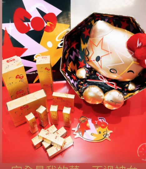 Mới đây, Lâm Tâm Như chia sẻ hình ảnh bộ sản phẩm trang điểm sang trọng với dòng trạng thái: “Đều là đồ của tôi nhưng bị con gái lấy đi mất rồi".