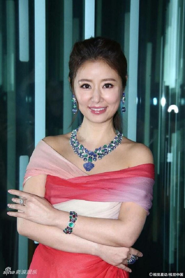 Bà xã Hoắc Kiến Hoa cũng từng tuyên bố sẽ tặng toàn bộ nữ trang của cô giá trị hơn 400 triệu NDT (khoảng 1,4 nghìn tỷ đồng) cho con gái. Cô cho biết thêm: "Mỗi năm nhân dịp sinh nhật con gái tôi sẽ mua một bộ trang sức tặng con, cho đến khi con bé tròn 18 tuổi".