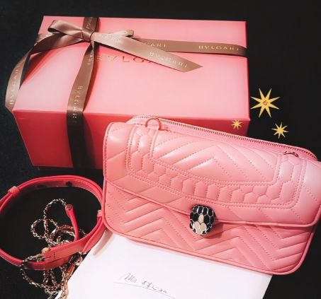 Trước đó, nữ diễn viên từng khoe ảnh chiếc túi xách thương hiệu BVLGARI có giá lên tới 100 nghìn NDT (hơn 350 triệu đồng) tặng con gái.