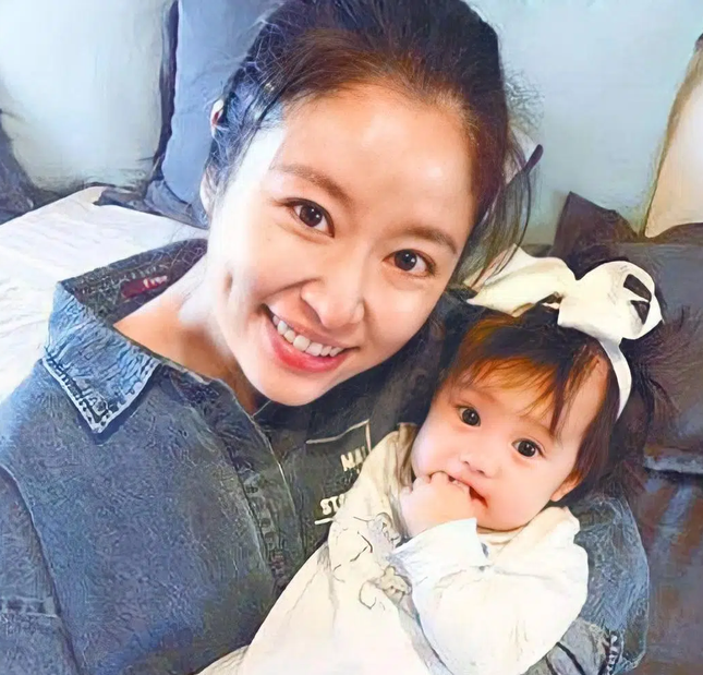 Theo truyền thông Đài Loan (Trung Quốc), dù mới chỉ 4 tuổi nhưng tài sản sở hữu cá nhân của "Cá Heo Nhỏ" đã vượt quá 100 triệu NDT (tương đương 350 tỷ đồng). Chính Lâm Tâm Như đã chia sẻ về điều này trong một chương trình truyền hình. Cô cho biết, chi phí sinh hoạt một năm của con gái cô có thể mua được cả một căn biệt thự.