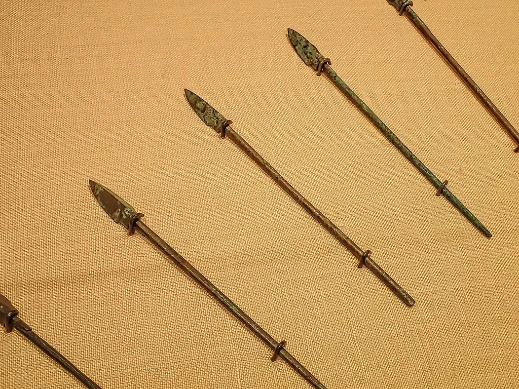 Nhờ lớp oxit crom trên, các vũ khí làm từ đồng trong lăng mộ của Tần Thủy Hoàng tránh được việc bị oxy hóa trong môi trường ẩm thấp và thời gian.