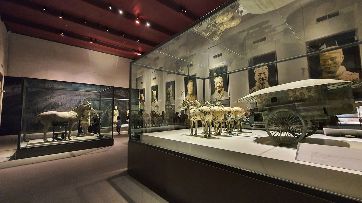 Thế nhưng, những vũ khí làm từ đồng trong lăng mộ của Tần Thủy Hoàng còn khá nguyên vẹn và cực kỳ sắc bén. Kết quả nghiên cứu của các chuyên gia chỉ ra số vũ khí này được phủ một lớp oxit crom dày 10 - 15 micron (1 micron = 1/1000 mm), chiếm khoảng 2% khối lượng kim loại.