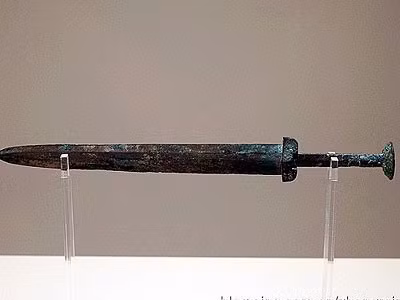 Theo nghiên cứu của các chuyên gia, những kiếm, rìu chiến, cung nỏ... được chế tác từ đồng. Thông thường, chúng sẽ bị oxy hóa thành sắc xanh lá cây theo chiều dài năm tháng.