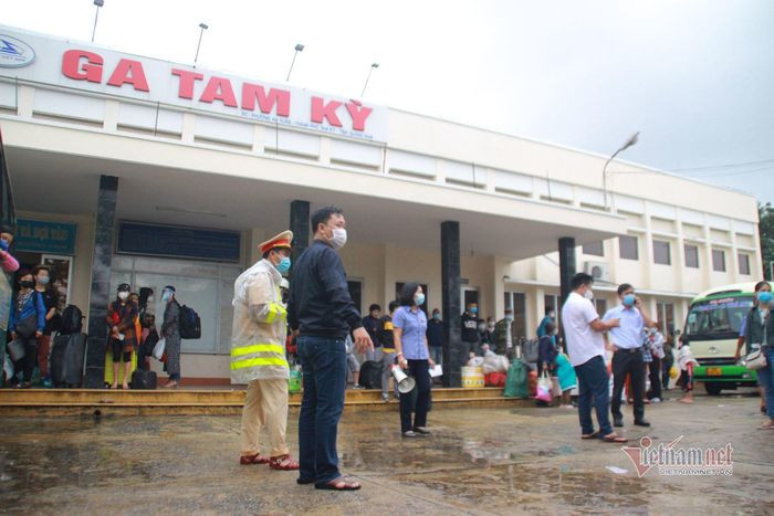 Sat lo duong sat Bac-Nam, 251 hanh khach bi ket 7 tieng o ga Tam Ky