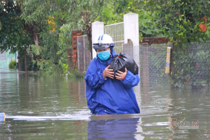 Sat lo duong sat Bac-Nam, 251 hanh khach bi ket 7 tieng o ga Tam Ky-Hinh-9