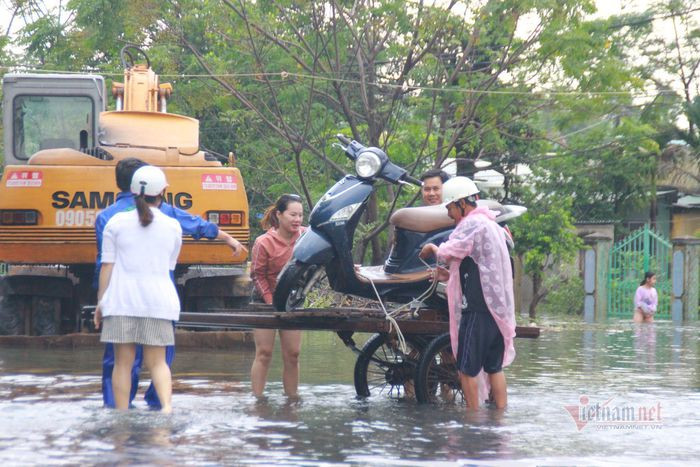 Sat lo duong sat Bac-Nam, 251 hanh khach bi ket 7 tieng o ga Tam Ky-Hinh-8