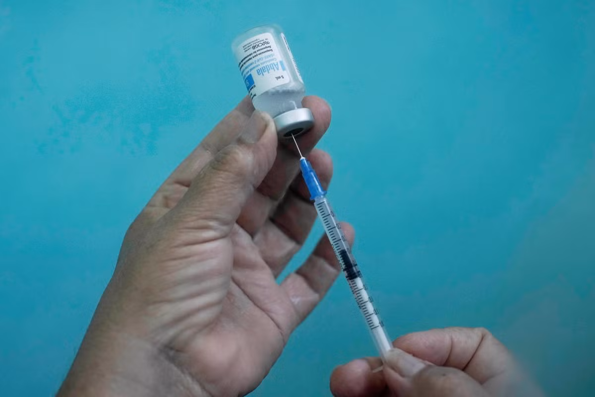 Vì vây, vào ngày 9/7, Cuba cấp phép sử dụng khẩn cấp vắc xin Abdala cho người dân trong nước. Theo đó, Cuba trở thành quốc gia đầu tiên ở khu vực Mỹ Latin và vùng Caribê phát triển thành công vắc xin COVID-19.