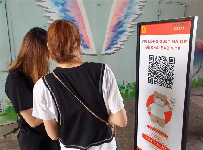 Từ đó đảm bảo dữ liệu về các mũi tiêm vắc xin ngừa Covid-19, kết quả xét nghiệm, khai báo y tế, mã QR của người dùng được hiển thị chính xác nhất. Ảnh: Lao động.