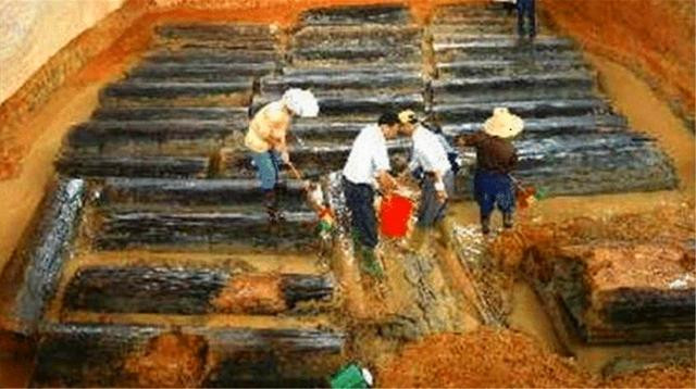 Cụ thể, các chuyên gia khảo cổ xác định lăng mộ có niên đại khoảng 2.000 năm tuổi và kích thước tương đối lớn.