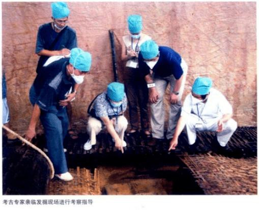 Từ những cổ vật được tìm thấy, các chuyên gia suy đoán chủ nhân ngôi mộ có thể thuộc tầng lớp quý tộc hay hoàng tộc qua đời cách đây khoảng 2.000 năm. Thế nhưng, họ vẫn chưa thể xác định danh tính của chủ nhân ngôi mộ.