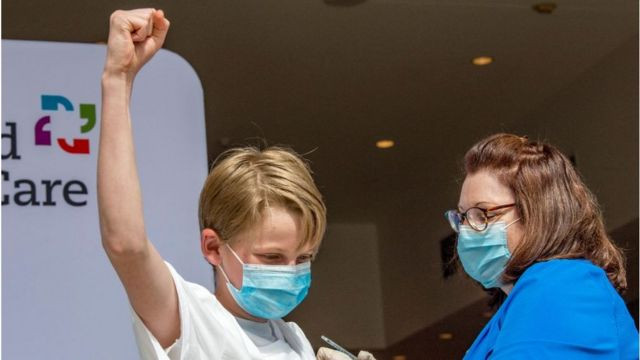 Để giảm nguy cơ phản vệ, phụ huynh cần thông báo cho nhân viên y tế về tiền sử dị ứng, phản vệ với thuốc hoặc vắc xin của con.