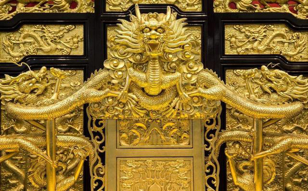 Bên trong Chính điện ở Tử Cấm Thành có một ghế rồng vương giả của bậc đế vương đặt ở chính giữa. Hoàng đế ngồi trên chiếc ghế này khi thiết triều, bàn bạc chuyện chính trị với văn võ bá quan.