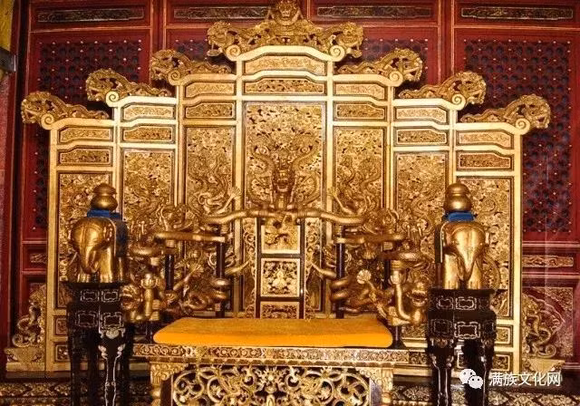 Ghế rồng gây ấn tượng mạnh khi được chạm khắc hình ảnh loài rồng và màu vàng lộng lẫy.