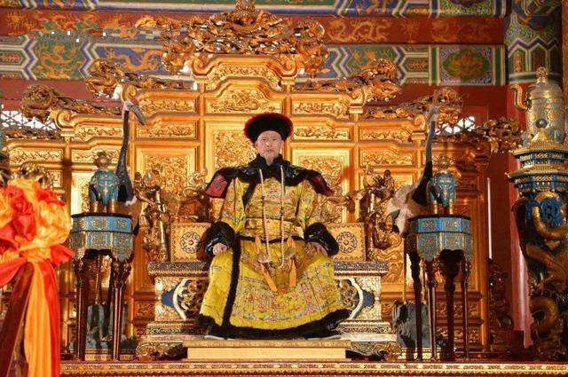 Gỗ dùng để đóng ghế rồng có tên nanmu. Đây là một loại gỗ quý có lõi màu vàng, tỏa ra mùi thơm thoang thoảng và rất bền. Thêm nữa, loại gỗ này có độ bóng cao và không bị các loại côn trùng, nấm mốc "tấn công". Chính vì vậy, loại gỗ quý nanmu chỉ dành cho tầng lớp quan lại, quý tộc và hoàng tộc để chế tác thành ghế, giường, bàn, tủ...