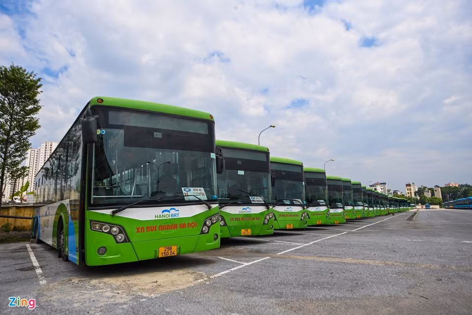 Trong bến, 143 chiếc xe buýt công cộng xếp hàng ngay ngắn, chờ đến ngày được lăn bánh trở lại.