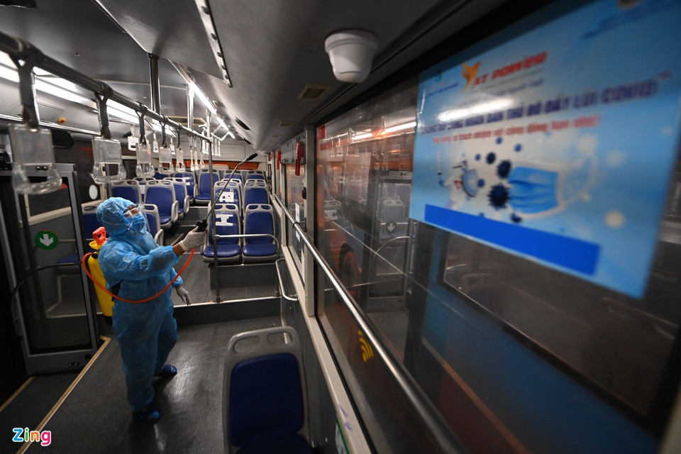 Các xe buýt sau khi thực hiện nhiệm vụ, quay về bến được phun khử khuẩn, dọn vệ sinh để đảm bảo an toàn phòng chống dịch.